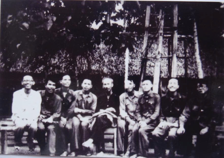 TƯ LIỆU ẢNH CHỦ TỊCH HỒ CHÍ MINH VỚI TÂN TRÀO